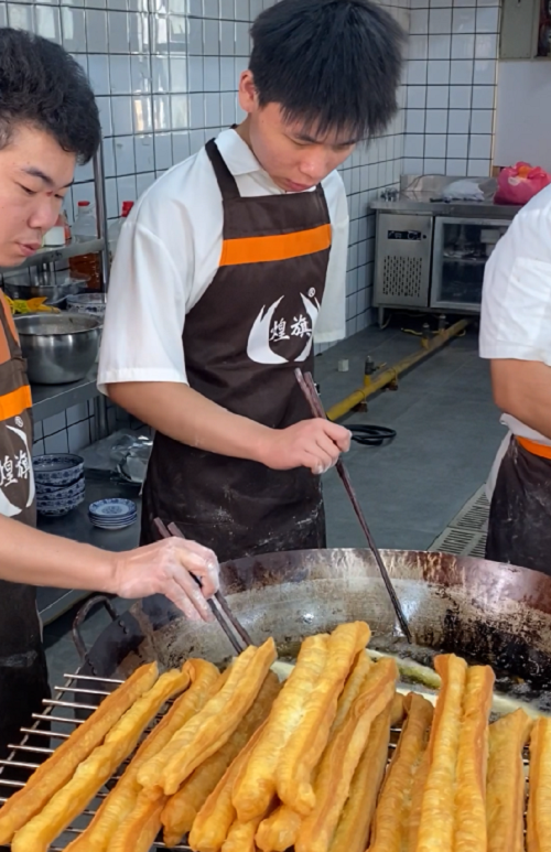 煌旗油条培训学员实操