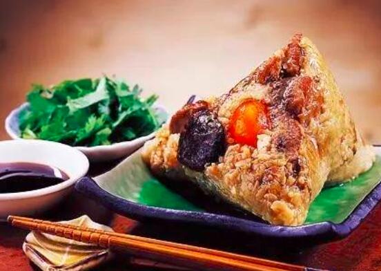 怎么包蛋黄腊肉粽