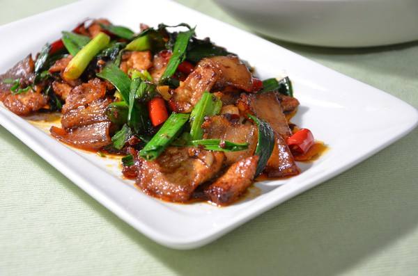 川菜中蒜苗回锅肉怎么做