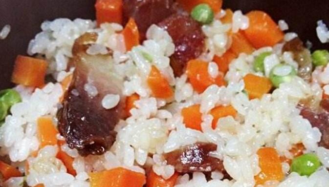 腊肉焖饭的做法