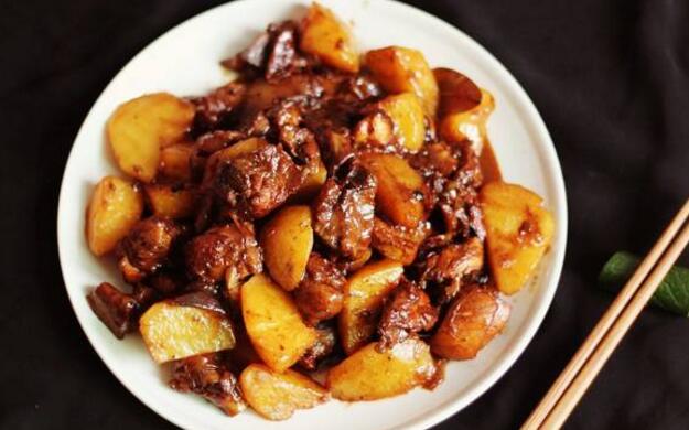 土豆烧鸡的做法