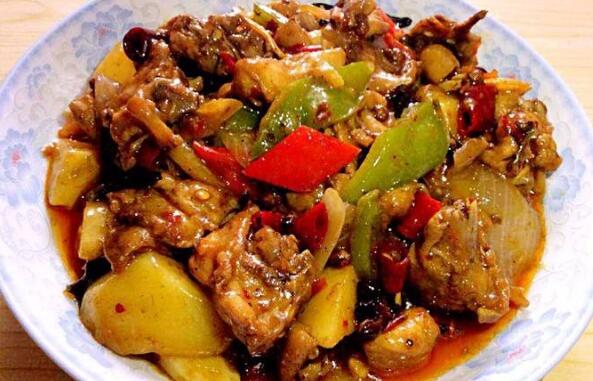 土豆烧鸡的做法