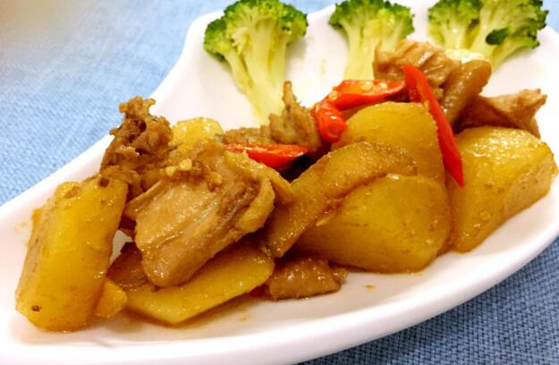 土豆烧鸡的做法