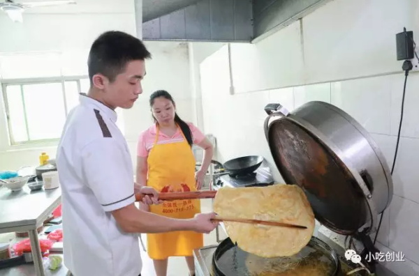 煌旗小吃培训学员学习中